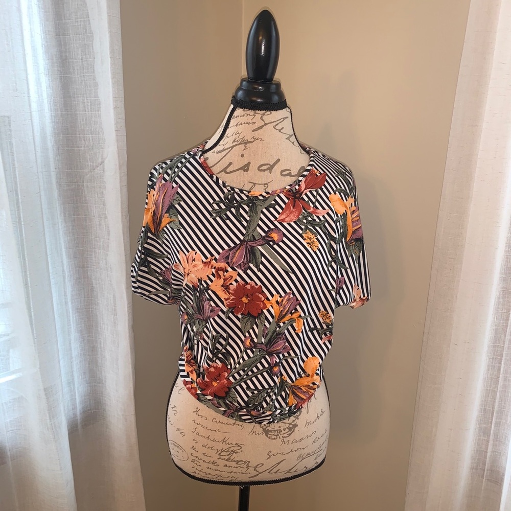 Gorgeous striped floral crop top! Open back😍